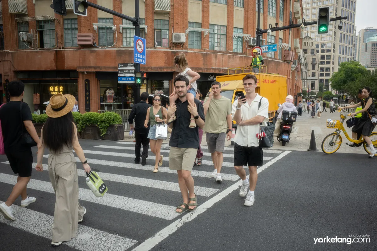 乍浦路桥边的穿行路人