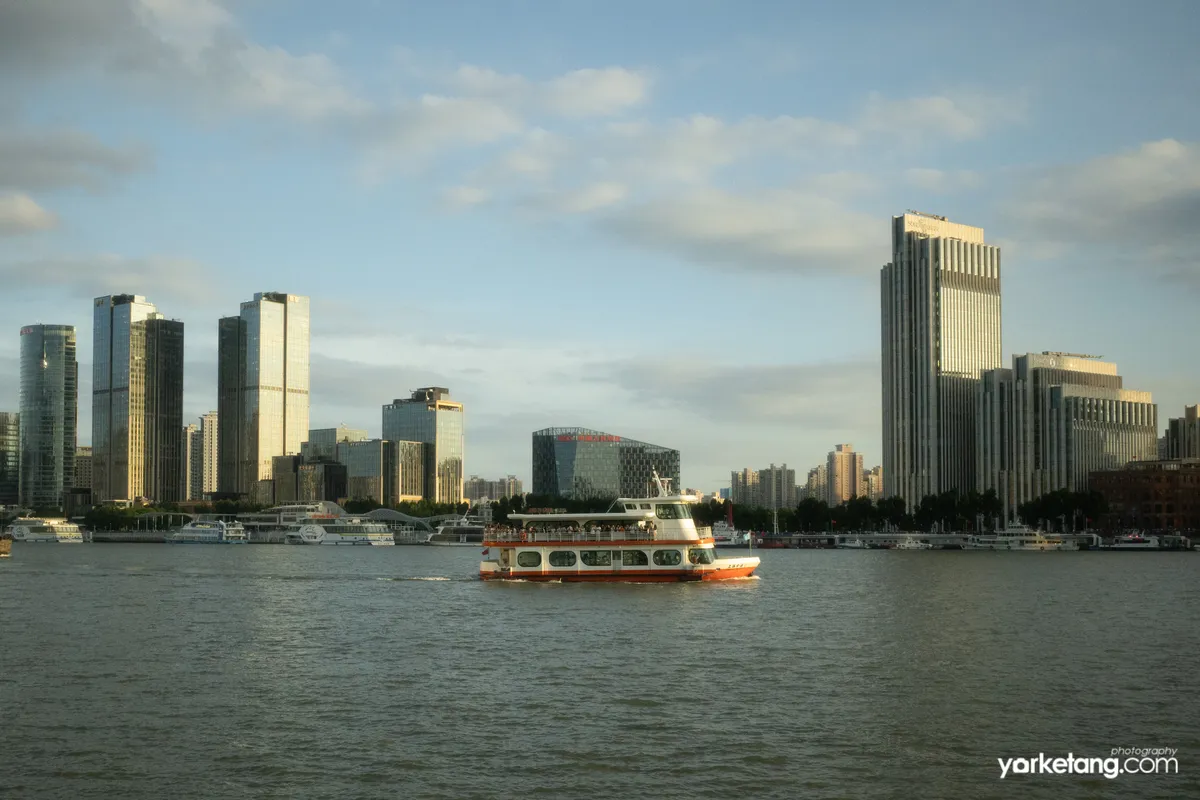 行驶在黄浦江上的渡轮