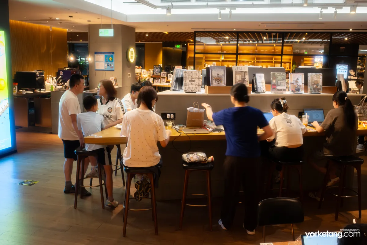 书店咖啡店一角