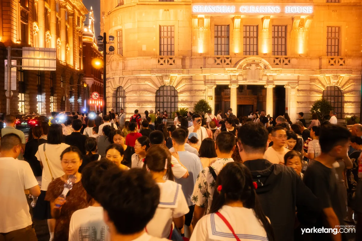 熙熙攘攘的斑马线