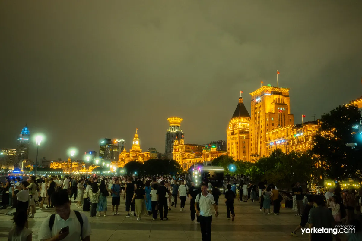 大暴雨前的外滩